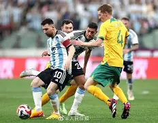 星空体育-足球总决赛,云贵铁骑队与塞北海豚队鏖战,VAR改判成焦点!更衣室氛围正向的简单介绍