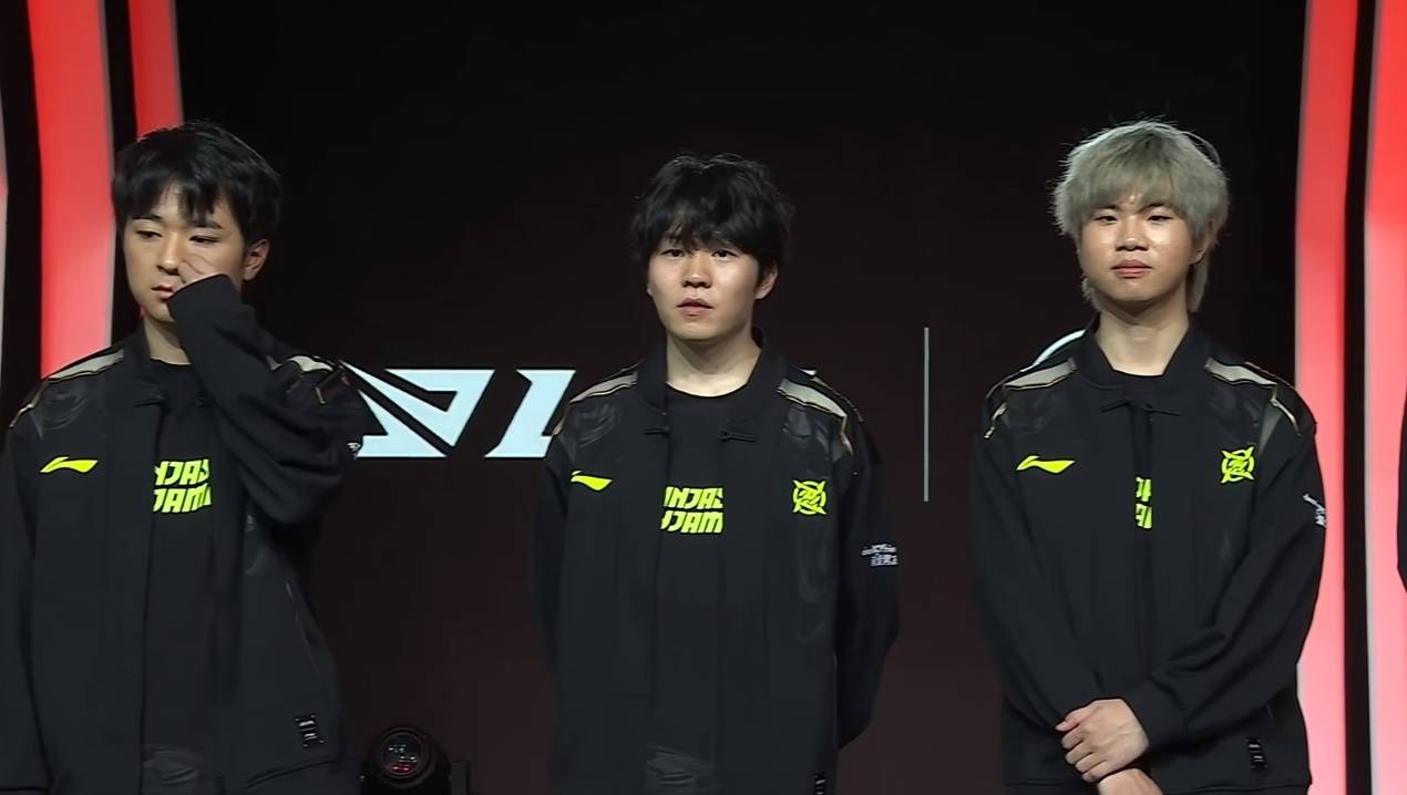 星空体育- 战术调整引发热议!,Rookie在IG比赛中战术调整上演精彩一战